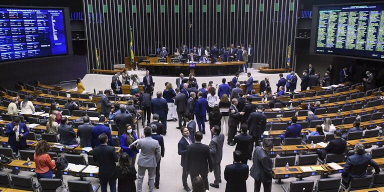 Parlamentares negros continuam com baixa representação, aponta estudo