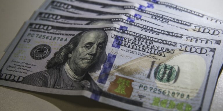 Dólar retoma R$ 5 com fatores externos e ajuste eleitoral