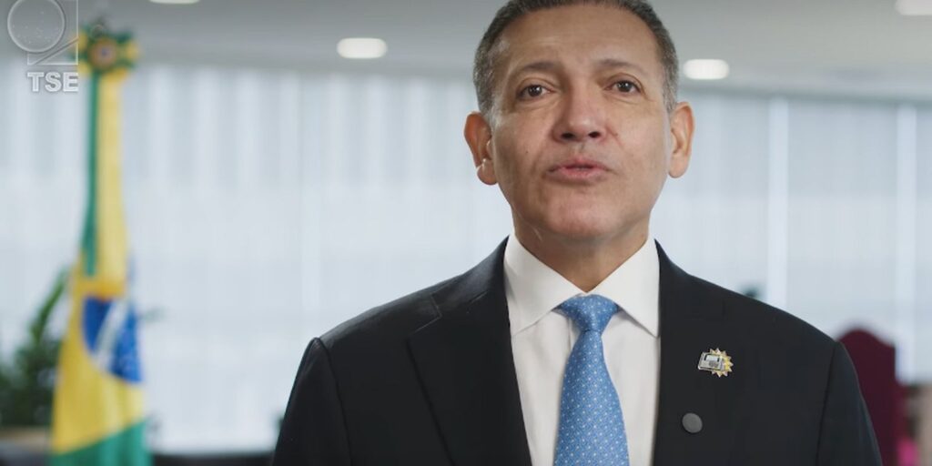 Voto é direito fundamental dos brasileiros, afirma presidente do TSE