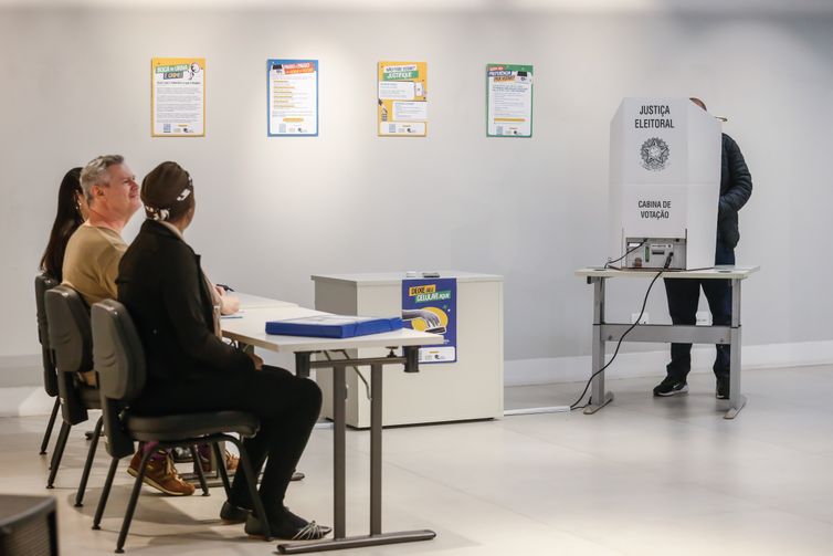 Urna eletrônica completa 30 anos de mudanças nas eleições brasileiras